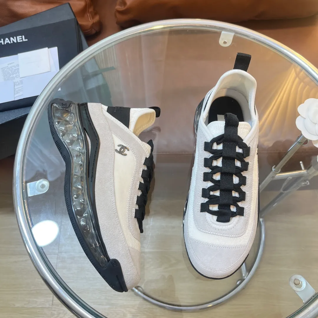 👟👟Ex-factory price 600👟👟 [Long-term supply of high-end versions] ⚠️Note: This model has many colors and the market has a complete range of colors. Welcome to consult ~ chanel Chanel Xiaoxiang casual sports shoes for couples and dad shoes for couples. The original version of the counter is 1:1, each color is accurately matched, and the internal standard is coded. ❣️Fabric material: original imported cow down + imported fabric, ❣️Inner material: imported breathable velvet, ❣️Outsole material: Original 1:1 mold opening, 3 layers of TPU ❣️Number of sizes: Women's 35-42 Men's 39-46 (Men's ➕10) Couple's version (with full set of high-end packaging)